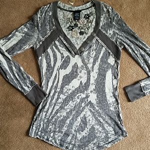 Sm gray/cream long sleeved distressed top